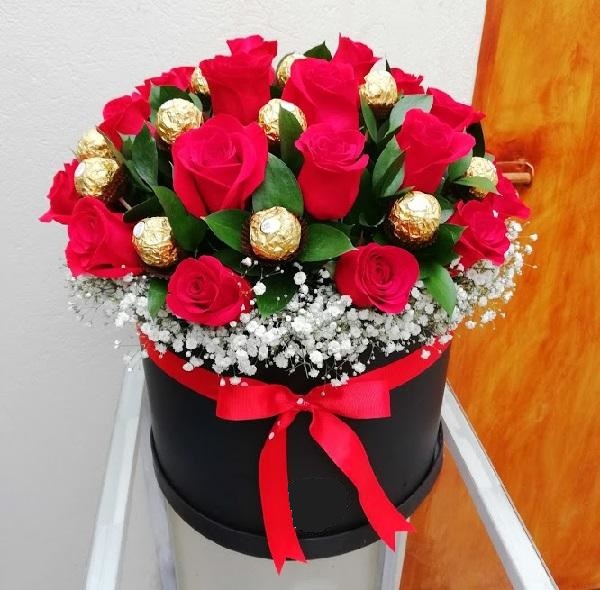 Foto de Caja 18 rosas con Ferrero Rocher